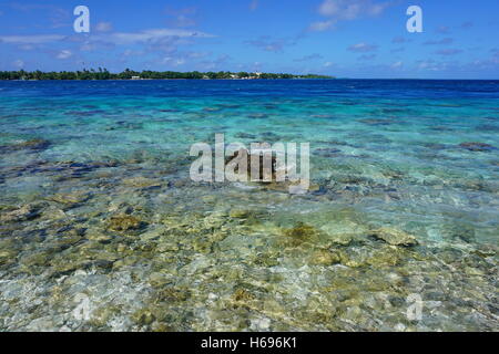 Le canal de Tiputa avec son village sur l'autre côté, l'atoll de Rangiroa, archipel des Tuamotu, en Polynésie française, l'océan Pacifique Banque D'Images