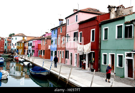 L'île de Murano près de Venise dispose d'un système de canaux similaires mais ses maisons sont homelier et peint en couleurs vives Banque D'Images