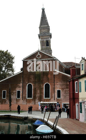 Une curiosité Burano, le clocher penché de son16ème siècle, l'église San Martino Vescovo, l'angle en raison d'un tremblement de terre Banque D'Images