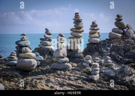 Une collection de pierres magnifiquement arrangé par la plage près de Cairns dans le Queensland Banque D'Images