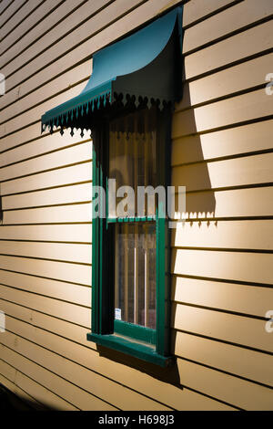 Détail de la fenêtre de l'Australie sur un gîte weatherboard dans les Blue Mountains, EN IN Banque D'Images