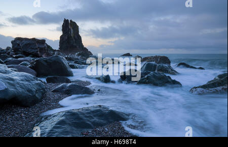 Les ondes de tempête à Shag Rock, près de Cornwall Downderry Banque D'Images