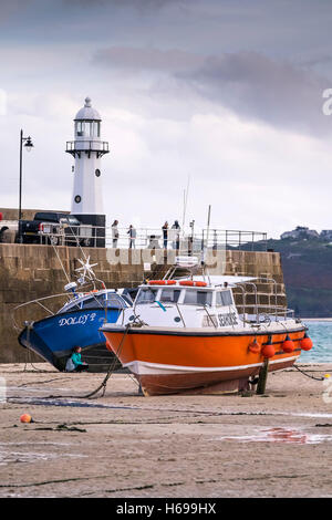 Marée basse à St Ives Harbour à Cornwall. Banque D'Images