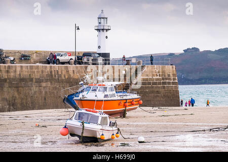 Marée basse à St Ives Harbour à Cornwall. Banque D'Images