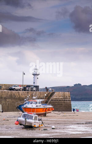 Marée basse à St Ives Harbour à Cornwall. Banque D'Images