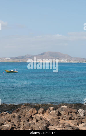 Corralejo Fuerteventura : skyline avec le Volcan Bayuyo vu de l'île de Lobos Banque D'Images