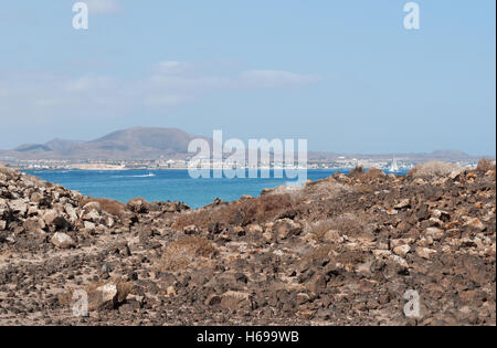 Corralejo Fuerteventura : skyline avec le Volcan Bayuyo vu de l'île de Lobos Banque D'Images