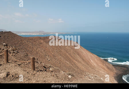 Canaries, Espagne : la vue du sommet de la Caldera, le volcan de la montagne de la petite île de Lobos, à 2 kilomètres au nord de Fuerteventura Banque D'Images