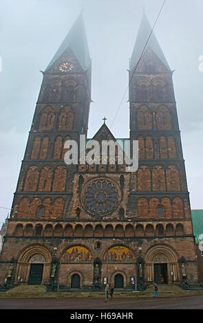 Les tours de la cathédrale St Pierre sont à peine visible dans le brouillard Banque D'Images