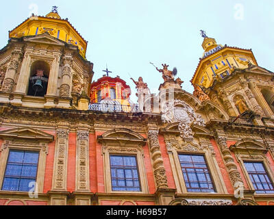 L'impressionnante façade baroque de l'église de San Luis avec décoration élaborée et deux tours octogonales Banque D'Images