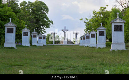 Calvaire monument près de l'Abbaye Bénédictine de l'abbaye de Tihany, composé de trois piliers avec crucifié chiffres. 06 mai 2016 Banque D'Images