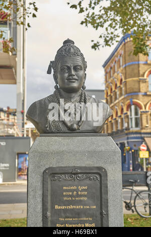 Statue d'apprendre 12e siècle philosophe indien Londres Banque D'Images