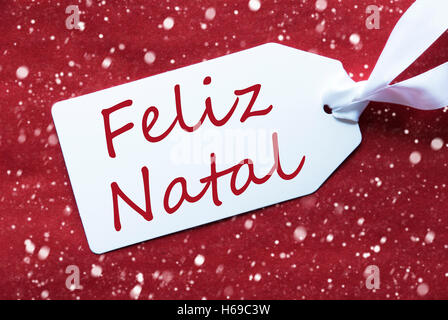 Étiquette sur fond rouge, flocons, Feliz Natal signifie Joyeux Noël Banque D'Images