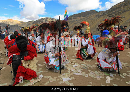 Danseuses à Quyllurit'i festival inca dans les Andes péruviennes, près de l'Ausangate mountain. Banque D'Images