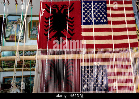 De tissages le drapeau albanais couplé avec les drapeaux des autres pays, tel qu'un drapeau américain, sont populaires souvenirs à la m Banque D'Images