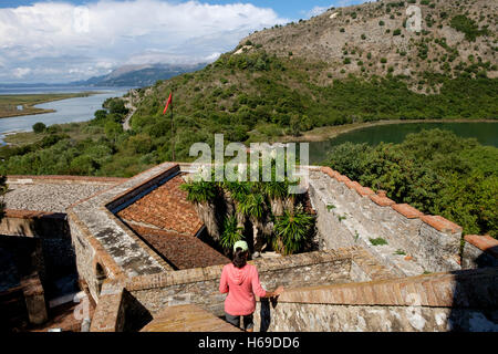 Un Lindblad Expeditions guest explore le château vénitien de Butrint, Site du patrimoine mondial de l'UNESCO aussi connu comme ancienne Buthrot Banque D'Images