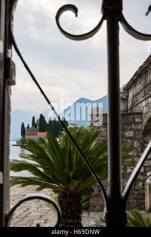 Vue de l'îlot Saint George's Island pris de l'église de Notre-Dame du Rocher, ou d'îlots Gospa od Skrpjela, dans la baie de Banque D'Images