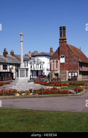 Le MOOT HALL ET War Memorial À SUFFOLK ALDEBURGH. UK. Banque D'Images