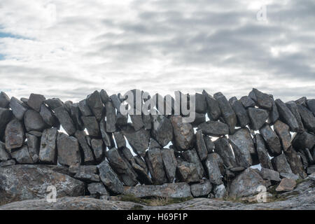 Sur le mur en pierre sèche bealach entre Beinn Dearg et Meall nan Ceapraichean dans le nord-ouest de l'Écosse, Royaume-Uni Banque D'Images