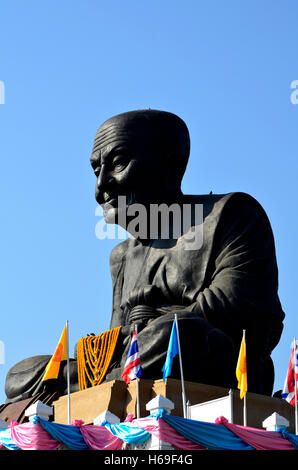 Statue de Luang Phor Thuad, black bouddha à Wat Huay Mongko, Hua Hin, Thaïlande Banque D'Images