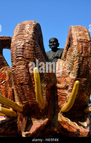 L'image de l'éléphant et statue de Luang Phor Thuad, black bouddha à Wat Huay Mongko, Hua Hin, Thaïlande Banque D'Images