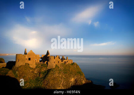 Le Château de Dunluce médiévale en ruine, situé sur le bord d'un affleurement de basalte entre Portballintrae et Portrush, comté d'Antrim, l'Ulster (Irlande du Nord) Banque D'Images