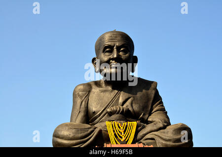 Statue de Luang Phor Thuad, black bouddha à Wat Huay Mongko, Hua Hin, Thaïlande Banque D'Images