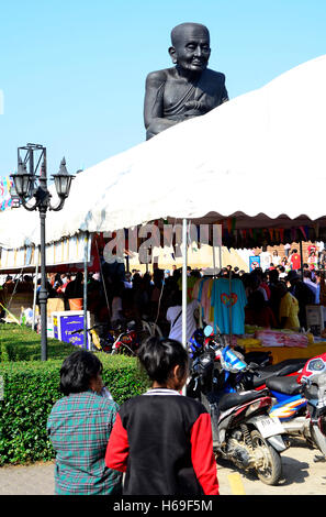 Wat Huay Mongkol avec statue de Luang Phor Thuad noir, Bouddha, Hua Hin, Thaïlande Banque D'Images