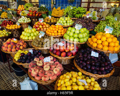 Les fruits et légumes sont en vente dans le hall du marché de Funchal sur l'île portugaise de Madère Banque D'Images