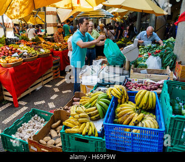 Les fruits et légumes sont en vente dans le hall du marché de Funchal sur l'île portugaise de Madère Banque D'Images