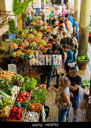 Les fruits et légumes sont en vente dans le hall du marché de Funchal sur l'île portugaise de Madère Banque D'Images