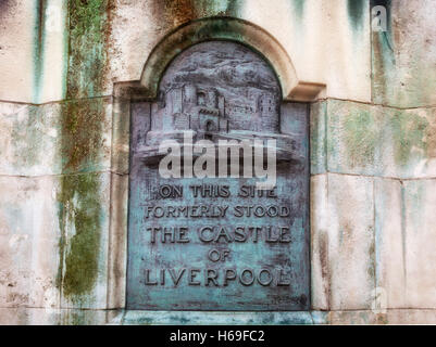 Plaque à la 13e siècle château de Liverpool et démolie au 18e siècle, où le monument se trouve Victoria, Liverpool, Merseyside, Angleterre Banque D'Images