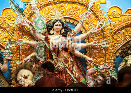 Les dévots d'adorer la Déesse Durga à Nagar bazar durga puja pandal kolkata West Bengal india Banque D'Images