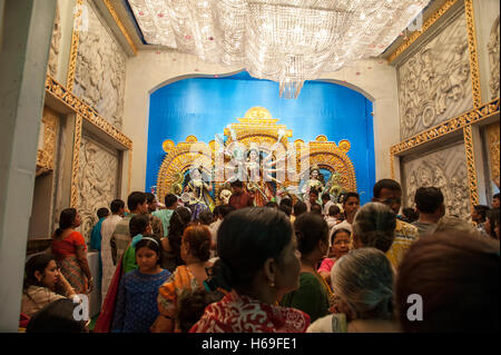 Les dévots d'adorer la Déesse Durga à Nagar bazar durga puja pandal kolkata West Bengal india Banque D'Images