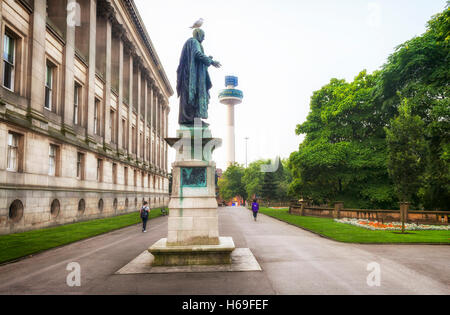 Statue de William Rathbone, 19e siècle businessman a noté de philanthropie, St John's Garden, Liverpool, Merseyside, Angleterre Banque D'Images