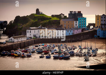 Le port et la colline du château à Tenby dans une ville balnéaire sur la côte ouest de la baie de Carmarthen, Pembrokeshire, Pays de Galles de l'Ouest, Royaume-Uni Banque D'Images