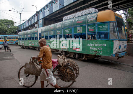 Transport public Tram près de Red Road, à l'ouest du Bengale en Inde. Banque D'Images