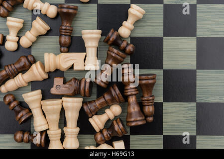 Vue du haut conseil d'échecs avec pièces d'échecs Banque D'Images