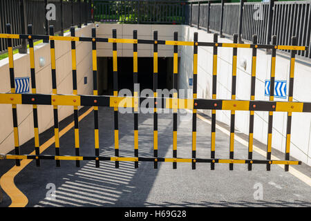 Barrière de sécurité du véhicule fermé - entrée d'un parking souterrain Banque D'Images