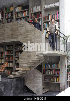 Portrait de Pedro Reyes et Carla Fernandex sur l'escalier. Pedro Reyes House, Mexico, Mexique. Architecte : N/A , 2015. Banque D'Images