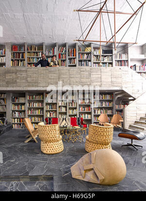 Vue de l'intérieur dans la salle de séjour avec les propriétaires , Pedro Reyes et Carla Fernandex. Pedro Reyes House, Mexico, Mexique. Architecte : Banque D'Images