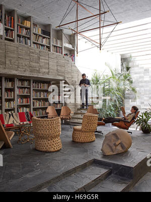 Vue de l'intérieur dans la salle de séjour avec les propriétaires , Pedro Reyes et Carla Fernandex. Pedro Reyes House, Mexico, Mexique. Architecte : Banque D'Images