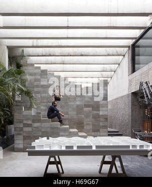 Portrait de Pedro Reyes et Carla Fernandex sur 'pyramide' escalier. Pedro Reyes House, Mexico, Mexique. Architecte : N/A , 2015. Banque D'Images