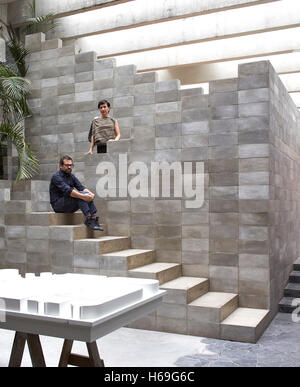 Portrait de Pedro Reyes et Carla Fernandex sur 'pyramide' escalier. Pedro Reyes House, Mexico, Mexique. Architecte : N/A , 2015. Banque D'Images