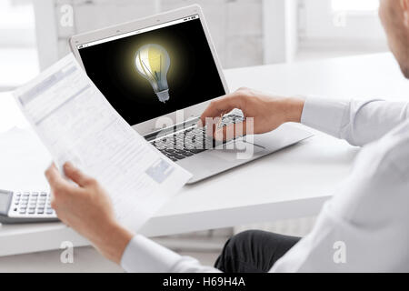 Businessman with laptop computer travaillant au bureau Banque D'Images