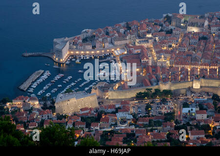 Du sommet du mont Srd et la station de téléphérique au patrimoine mondial de l'UNESCO de la vieille ville de Dubrovnik sur le Dalmat Banque D'Images
