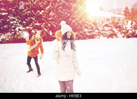 Heureux couple playing boules en hiver Banque D'Images