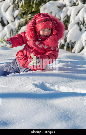 Les petites filles jouer à la journée ensoleillée d'hiver Banque D'Images