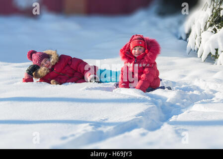 Les petites filles jouer à la journée ensoleillée d'hiver Banque D'Images