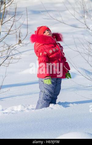 Les petites filles jouer à la journée ensoleillée d'hiver Banque D'Images